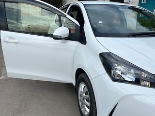 2016 Toyota Vitz III (XP130) Рестайлинг, белый, 850000 рублей, вид 2