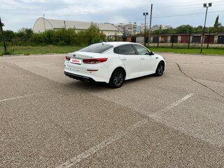 2020 Kia Optima IV Рестайлинг, белый, 1900000 рублей, вид 5