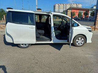 2014 Toyota Voxy III (R80), белый, 1760000 рублей, вид 5