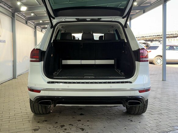 2017 Volkswagen Touareg II Рестайлинг, белый - вид 8