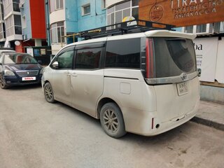 2017 Toyota Noah III (R80) Рестайлинг, белый, 1516400 рублей, вид 2