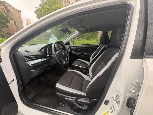 2022 Toyota Yaris L X XP150 Рестайлинг, белый, 1091327 рублей - вид 9