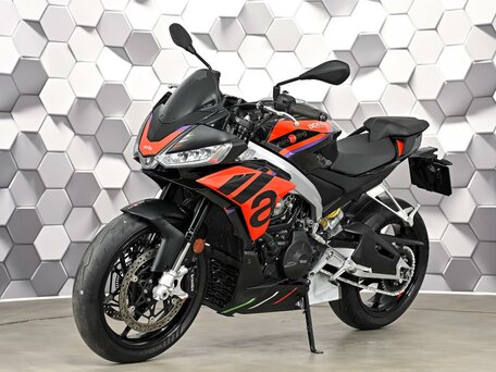 2023 Aprilia Tuono 660, чёрный, 1177000 рублей, вид 2
