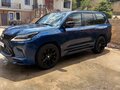 2019 Lexus LX 570 III Рестайлинг 2, синий, 11500000 рублей - вид 5