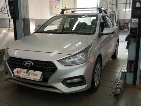 2018 Hyundai Solaris II, серебристый, 699000 рублей, вид 2