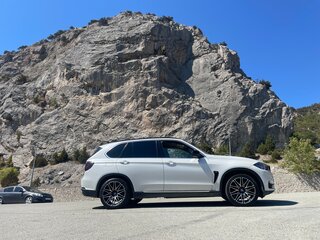 2017 BMW X5 25d III (F15), белый, 3100000 рублей, вид 2