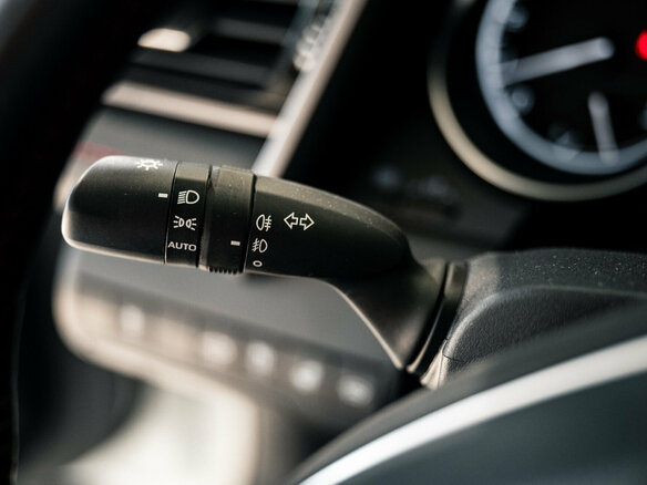 2021 Toyota Camry VIII (XV70) Рестайлинг, белый - вид 19