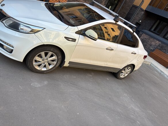 2015 Kia Rio III Рестайлинг, белый, 550000 рублей - вид 3
