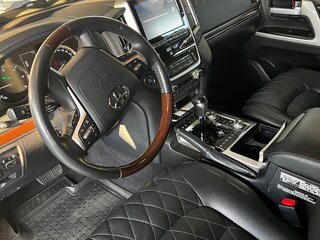 2017 Toyota Land Cruiser 200 Series Рестайлинг 2, чёрный, 8990000 рублей, вид 5