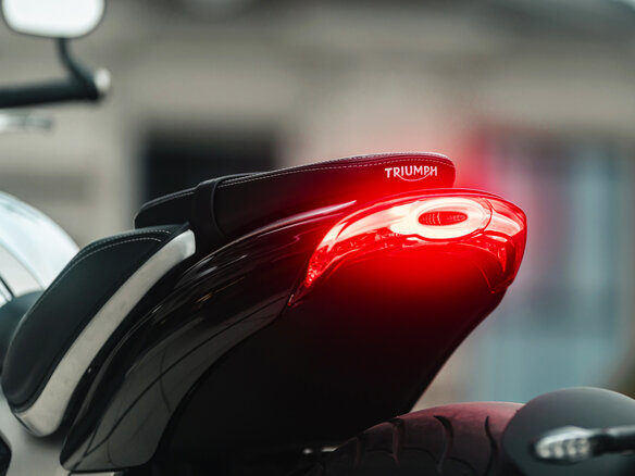 2023 Triumph Rocket 3, серебристый, 2490000 рублей - вид 12