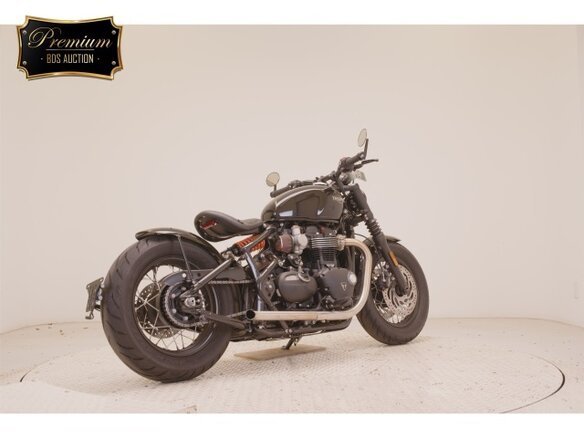 2024 Triumph Bonneville Bobber, чёрный, 1600000 рублей - вид 4