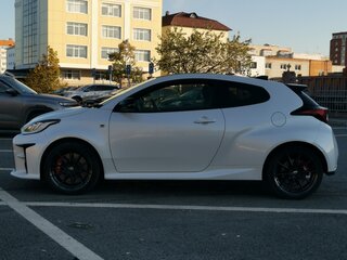 2021 Toyota Yaris IV, белый, 3200000 рублей, вид 5