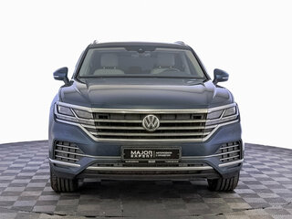 2018 Volkswagen Touareg III, синий, 3970000 рублей, вид 2