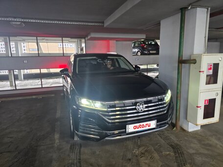 2019 Volkswagen Touareg III, чёрный, 3990000 рублей, вид 2