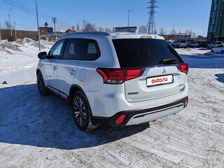 2020 Mitsubishi Outlander III Рестайлинг 3, белый, 2150000 рублей, вид 3