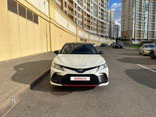 2021 Toyota Camry VIII (XV70) Рестайлинг, белый, 3500000 рублей, вид 2