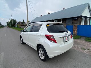 2014 Toyota Vitz III (XP130) Рестайлинг, белый, 900000 рублей, вид 4