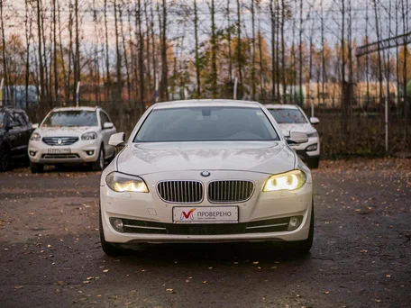 2013 BMW 5 серии 520i VI (F10/F11/F07), белый, 1444000 рублей, вид 3