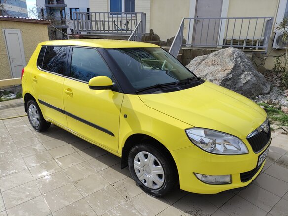2013 Skoda Fabia II Рестайлинг, жёлтый, 770000 рублей - вид 1