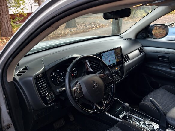 2017 Mitsubishi Outlander III Рестайлинг 2, серебристый, 1670000 рублей - вид 5