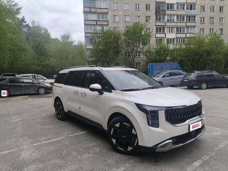 2023 Kia Carnival IV Рестайлинг, белый, 5200000 рублей, вид 5