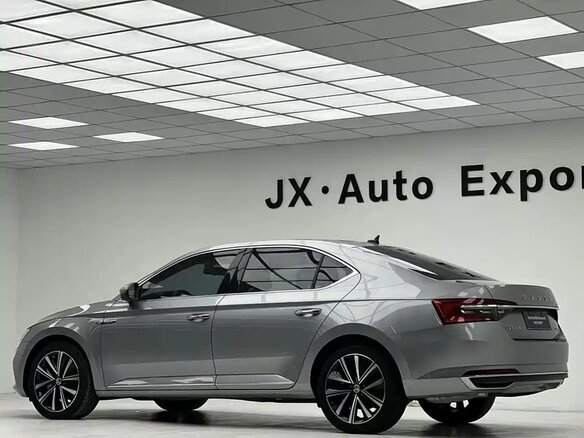 2025 Skoda Superb III Рестайлинг, серебристый, 3350000 рублей - вид 6