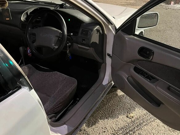 2000 Toyota Corolla VIII (E110) Рестайлинг, белый, 320000 рублей - вид 4
