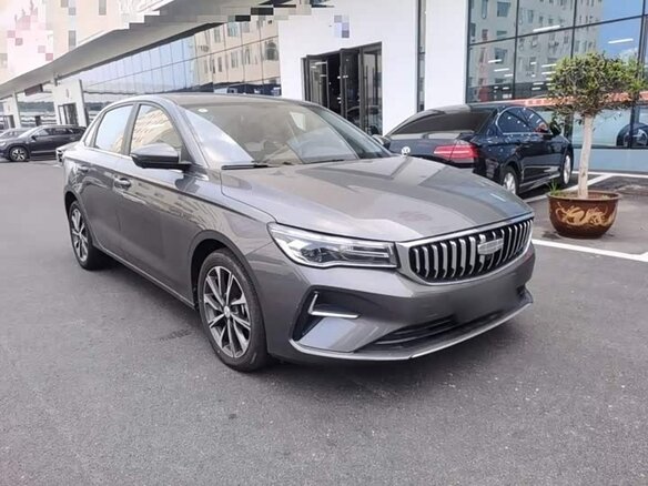 2026 Geely Emgrand III, серебристый - вид 3