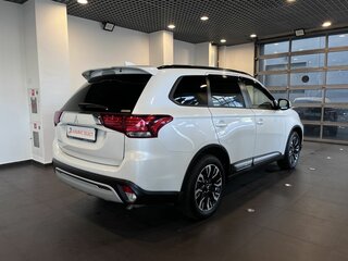 2021 Mitsubishi Outlander III Рестайлинг 3, белый, 2740000 рублей, вид 3