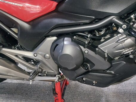 2017 Honda NC 750S, красный, 680000 рублей, вид 4
