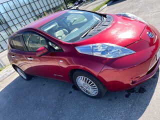 2012 Nissan Leaf (EM57) I (ZE0/AZE0), красный, 700000 рублей, вид 1