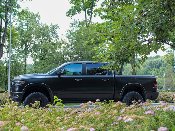 2023 Ram 1500 Crew Cab V, чёрный, 7700000 рублей - вид 6