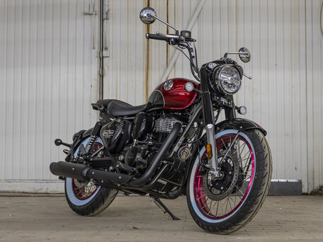 2026 Royal Enfield Classic 350, красный, 528000 рублей, вид 3