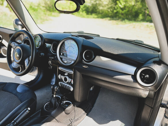 2009 Mini Hatch Cooper II (R56), серебристый, 730000 рублей - вид 2