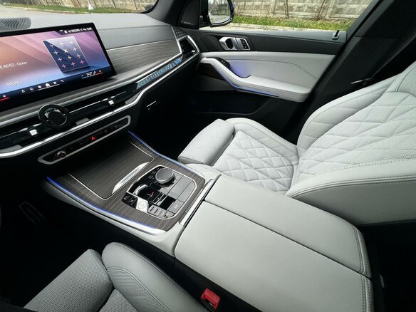 2024 BMW X5 40i IV (G05/G18) Рестайлинг, серый - вид 16