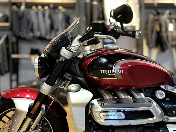 2023 Triumph Rocket 3, красный, 2990000 рублей - вид 7