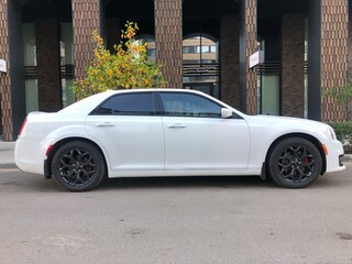 2017 Chrysler 300C II Рестайлинг, белый, 2600000 рублей, вид 3