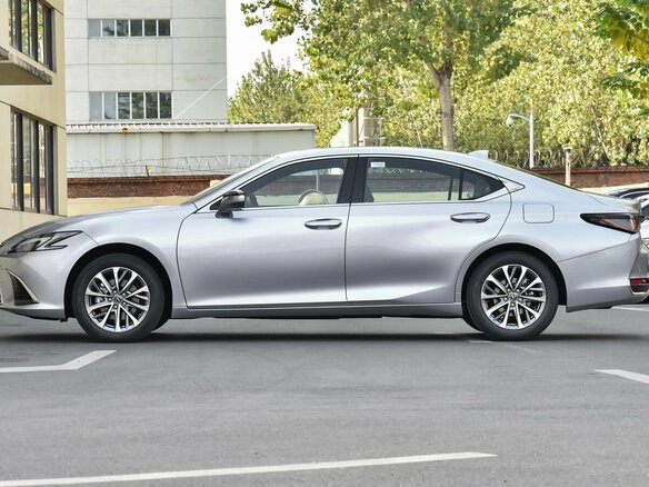 2026 Lexus ES 200 VII Рестайлинг 2, серебристый, 5690000 рублей - вид 3