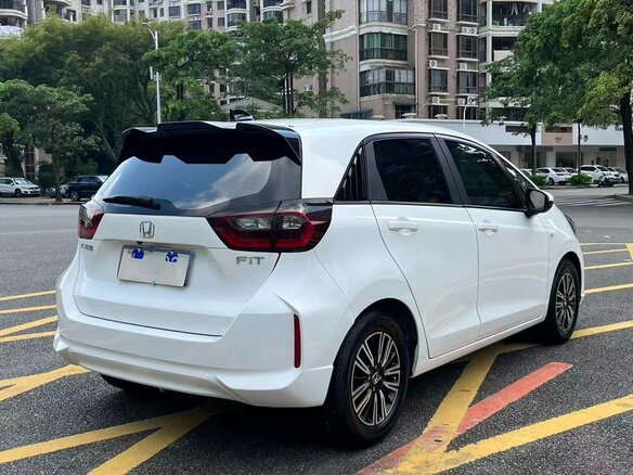 2023 Honda Fit IV Рестайлинг, белый, 1285005 рублей - вид 2