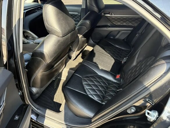 2020 Toyota Camry VIII (XV70), чёрный, 2400000 рублей - вид 6
