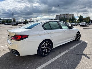 2022 BMW 5 серии 530i xDrive VII (G30/G31/G38) Рестайлинг, белый, 4950000 рублей, вид 4