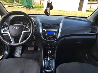 2013 Hyundai Solaris I, чёрный, 900000 рублей, вид 4