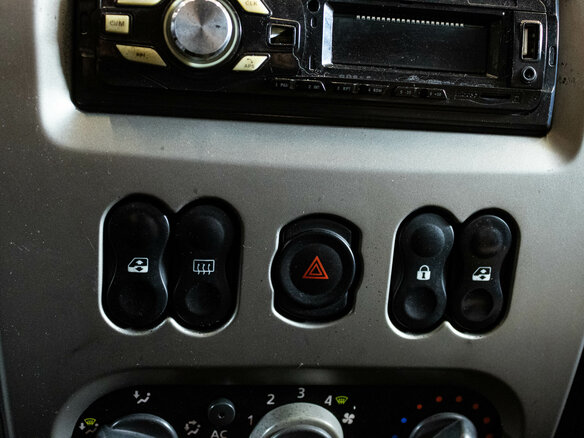 2011 Renault Logan I Рестайлинг, бежевый - вид 13