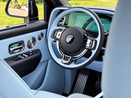 2025 Rolls-Royce Cullinan Black Badge I Рестайлинг (Series II), чёрный, 67000000 рублей, вид 4
