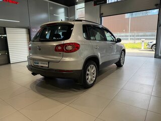 2010 Volkswagen Tiguan I, серебристый, 860000 рублей, вид 4