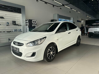 2013 Hyundai Solaris I, белый, 750000 рублей, вид 1
