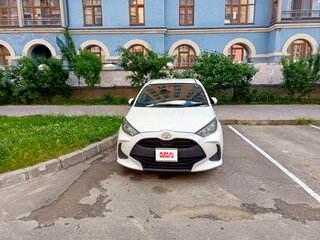 2021 Toyota Yaris IV, белый, 1350000 рублей, вид 2