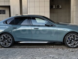 2023 BMW 5 серии 520i VIII (G60/G61/G68), зелёный, 6200000 рублей, вид 4