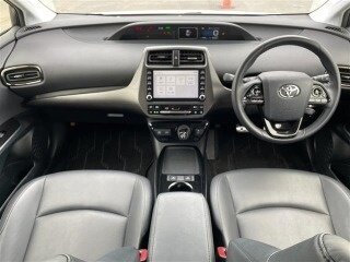 2022 Toyota Prius IV Рестайлинг (XW50), белый, 1420000 рублей, вид 2