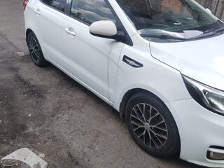 2017 Kia Rio III Рестайлинг, белый, 570000 рублей, вид 3